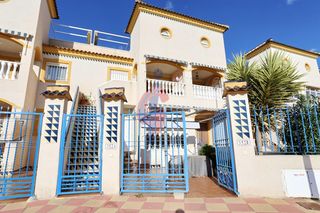 Casa aparellada a Calle galcera de rosanes 352. Bungalow en planta baja con 2 terrazas y piscina comunitaria en