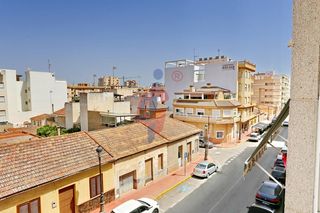 Apartament a Avenida av de las dunas 8. Apartamento de cuatro dormitorios y garaje en venta para reforma