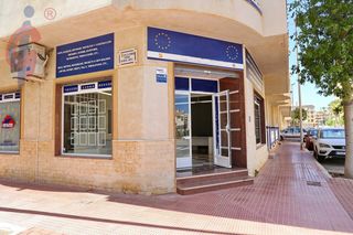 Local Comercial en Pintor antonio lopez 13. Local comercial con aire acondicionado