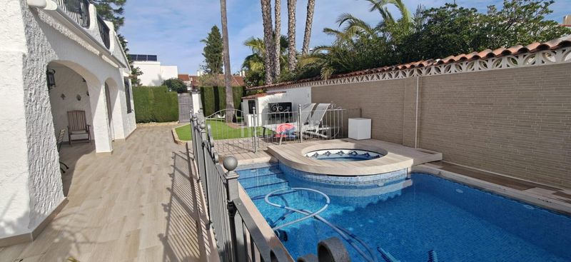 Foto ccd8818d-9464-4de6-8782-a63094db6eef. Xalet amb calefacció aparcament piscina a Corinto-Almardà Sagunt