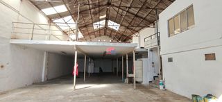 Bâtiment à usage industriel à Zona Estación. Nave industrial en bajo vias