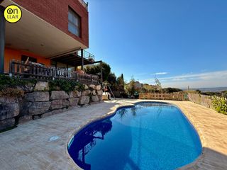 Casa  Carrer amistat. Casa con piscina distribuida en dos viviendas