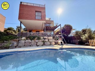 Casa  Carrer amistat. Casa con piscina distribuida en dos viviendas