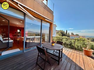 House  Carrer amistat. Casa con piscina distribuida en dos viviendas