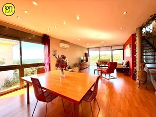 Casa a Ametlla del Vallès (L´). Casa con piscina distribuida en dos viviendas