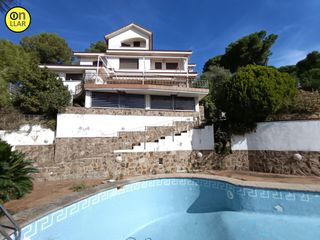 House  Carrer antoni gaudi. Amplia casa en sant fost de campsentelles con piscina y terreno