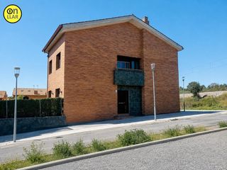 Casa  Carrer can tabola. Amplia casa en montmelo  oportunidad de reforma parcial