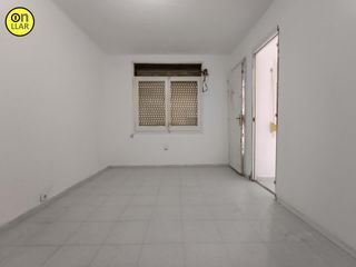 Etagenwohnung  Carrer verge de montserrat. Amplio piso en venta para reformar en ripollet  oportunidad a bu