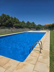 Pis a Via augusta 80-82. Tu apartamento junto al mar con terraza piscina y parking en hos