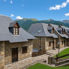 Casa pareada en Gausac. Espectacular chalet adosado con vistas panorámicas.