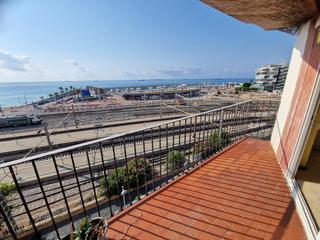 Etagenwohnung  Carrer del general contreras. Piso de 3 habitaciones con magníficas vistas al mar