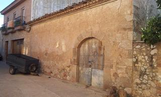 Edifici  Carrer de les eres. Almacén con patio con vistas al montsant