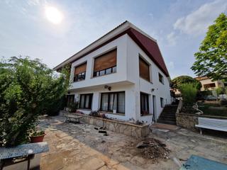 Casa  Carrer eixarts. Chalet con jardín y piscina en ulldemolins