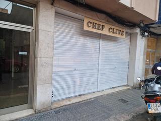 Lloguer Local Comercial  Carrer d'august. Local comercial muy centrico con salida de humos