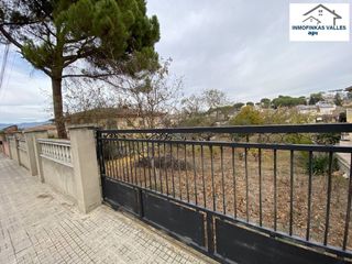 Terreno residencial en Joaquim mir 23. Terreno de 762m2 plano vallado y con vistas al lado de parets (l