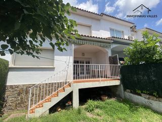 Casa a schiera in Lliçà de Vall. Gran casa centrica adosada con 4 dormitorios, patio , garaje y t