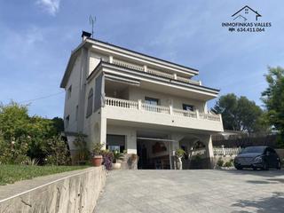 Casa en Lli de Vall. Espectacular casa con huerto, garaje piscina y gimnasio para 2 f