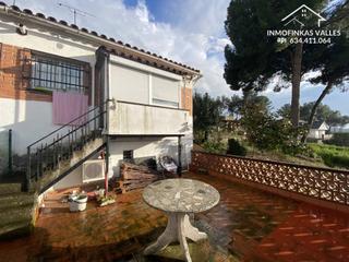 Casa adossada a Lli de Vall. Casa adosada a reformar con garaje y trastero en llia de vall u