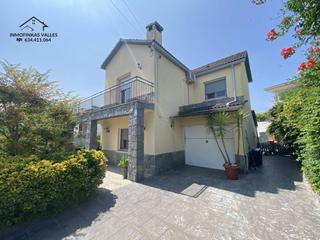 Casa a Lli dAmunt. Espectacular casa de 4 dormitorios con piscina y jardin con barb