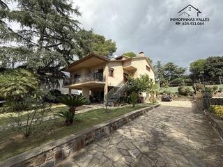 Casa a Lliçà d´Amunt. Espectacular casa de 272m2 con piscina y equipamientos deportivo
