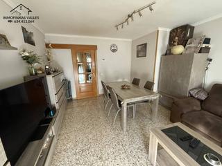 Appartement à Parets del Vallès. Piso centrico de 4 dormitorios y 2 baños con terraza y en  buen
