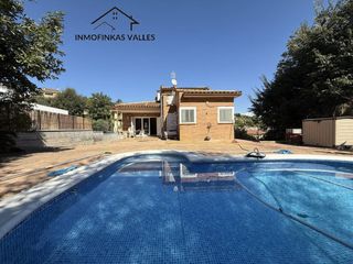 House  Calle can gordi. Gran casa centrica de obra vista con piscina sobre terreno de 95