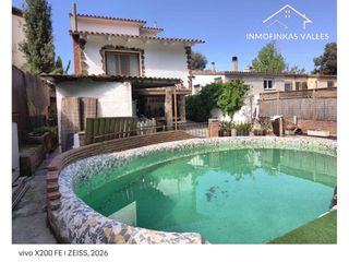 Casa en Santa Eulàlia de Ronçana. Gran casa de 4 d0rmitorios 3 baños y piscina propia con jardin s