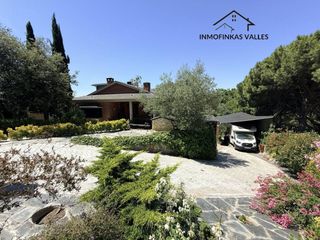 Casa  Avenida pins. Espectacular casa de 329 m2 con piscina  en lliça de vall can vi