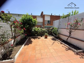Casa a schiera  Calle dalí. Casa de 4 dormitorios con garaje  centrica en la linera de paret
