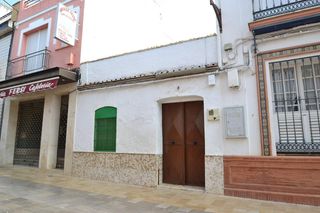 Casa adossada en Calle de santa brigida 8. Venta de casa en el centro de camas sevilla