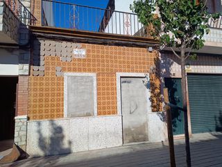 Casa adossada en Calle juan agustin palomar 27. Venta de casa en camas sevilla
