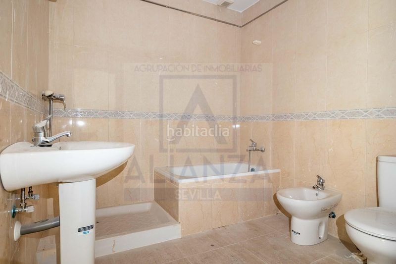 Foto 6f68fa35-c763-4ad2-80e2-9bf8bed9a701. Edificio in cordoba 14 in Algaba (La)