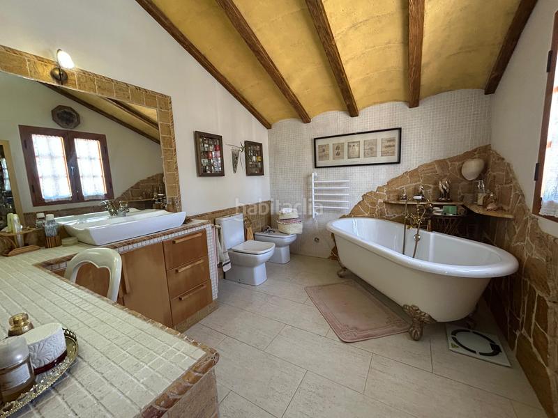 Foto 1c66b75b-360a-4a65-8b27-a580799a85f9. Casa adosada  agogedora, amplia y con mucha personalidad. en Utrera