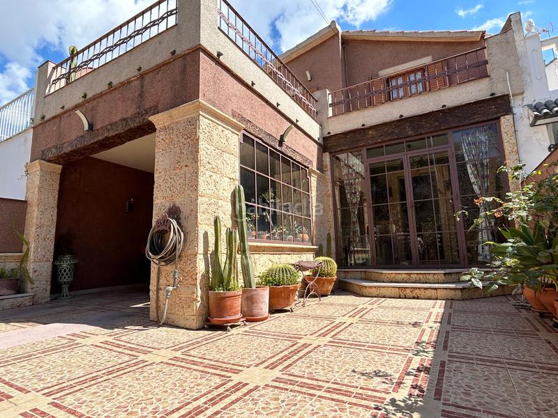 Foto e10ddc2a-0bb3-4cfb-9953-395834b2a68e. Casa adosada  agogedora, amplia y con mucha personalidad. en Utrera