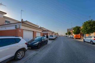 Casa aparellada  Calle concejal juan cabello prez. Vivienda en almensilla