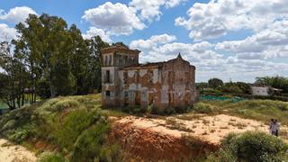 Xalet  Cr sanlucar olivares 222  polígono 16 parcela 133. Finca con encanto para reformar, con amplias instalaciones ganad
