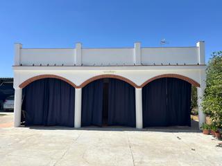 Xalet  Urb. los adrianes. Chalet en utrera