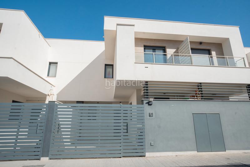 Foto 0e9bab15-3ad1-4572-a00e-7a0887a7379d. Casa adossada amb aparcament piscina a Entrenúcleos Dos Hermanas