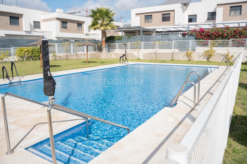 Foto 28840926-d166-4f85-b5ac-4a5ee57fac17. Casa adossada amb aparcament piscina a Entrenúcleos Dos Hermanas