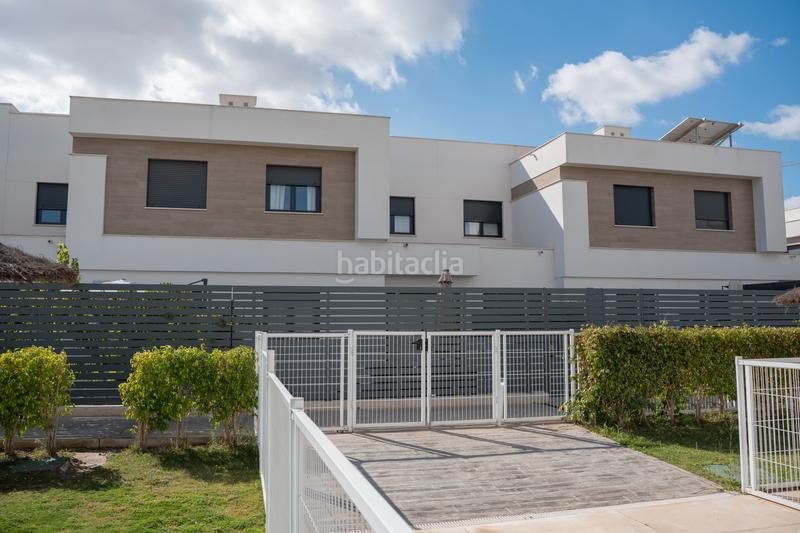 Foto 2cc5b4aa-c6b3-4ba5-9643-8da99bb8b869. Casa adossada amb aparcament piscina a Entrenúcleos Dos Hermanas