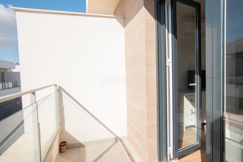 Foto 2d753bb1-cebc-4968-945c-3aa22f8ce67b. Casa adossada amb aparcament piscina a Entrenúcleos Dos Hermanas