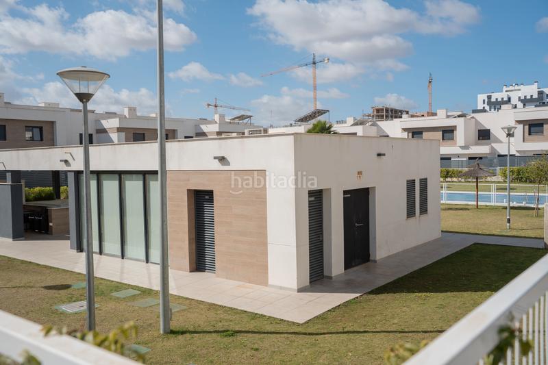 Foto 366d1652-9f92-42cb-94f7-260463c3464e. Casa adossada amb aparcament piscina a Entrenúcleos Dos Hermanas