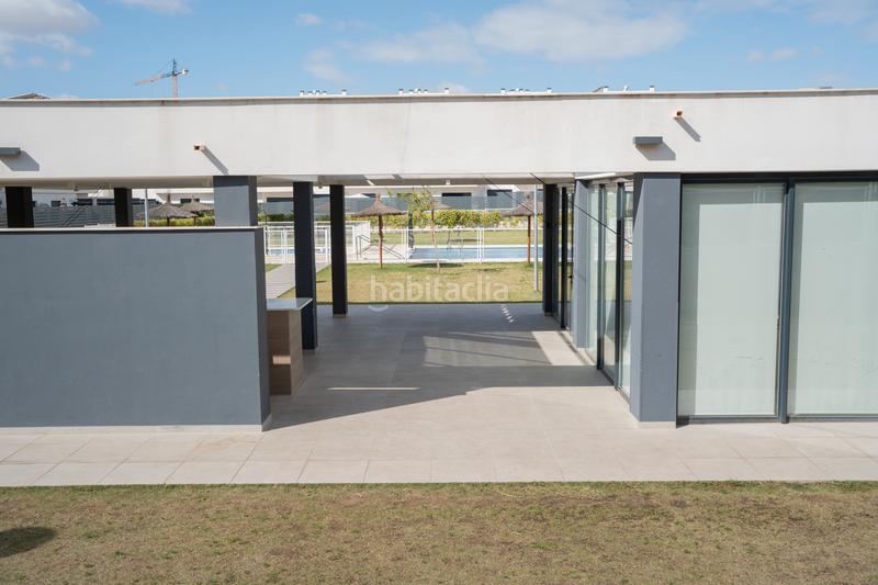 Foto 4ba2b63e-d9df-460d-83e3-c1c5e880fb64. Casa adossada amb aparcament piscina a Entrenúcleos Dos Hermanas