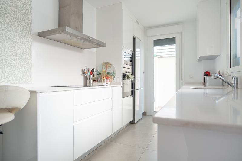 Foto 7079dac8-5c92-461e-bb30-796913293c23. Casa adossada amb aparcament piscina a Entrenúcleos Dos Hermanas