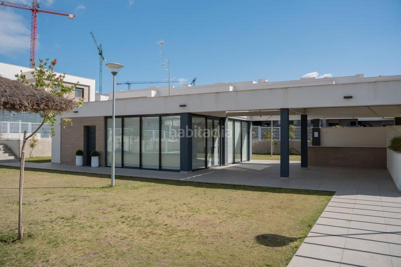 Foto 745c849b-932d-4ac9-9f65-125c9e0dbdca. Casa adossada amb aparcament piscina a Entrenúcleos Dos Hermanas