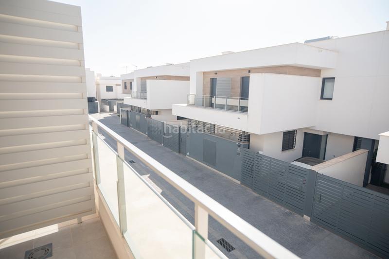 Foto 76b42688-4193-475b-802f-b51cbc75d286. Casa adossada amb aparcament piscina a Entrenúcleos Dos Hermanas