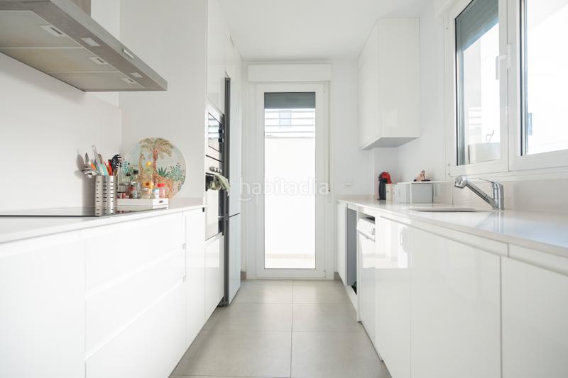 Foto 86673015-2e36-477e-9fd4-5b662ad184f3. Casa adossada amb aparcament piscina a Entrenúcleos Dos Hermanas