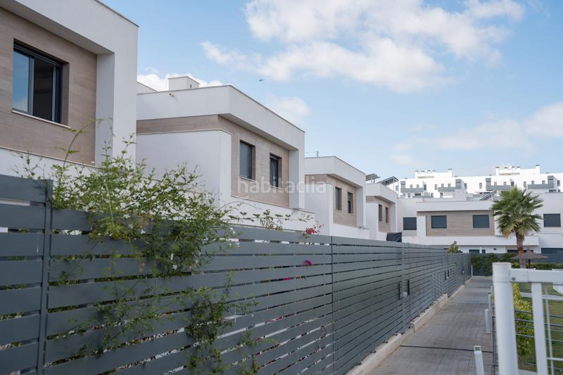 Foto e605e971-f8ec-4712-8a01-f68d889dc498. Casa adossada amb aparcament piscina a Entrenúcleos Dos Hermanas