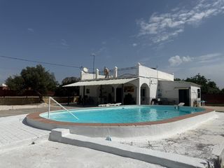 Xalet  33 calle sierra morena. Chalet en utrera