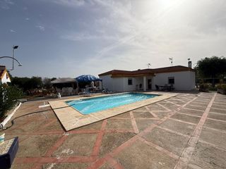 Chalet  5 urbanización los jinetes 1 fase. Chalet en carmona